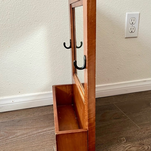 Vintage single post box mirror w 4. L 15. H 19 inch - Picture 9 of 15